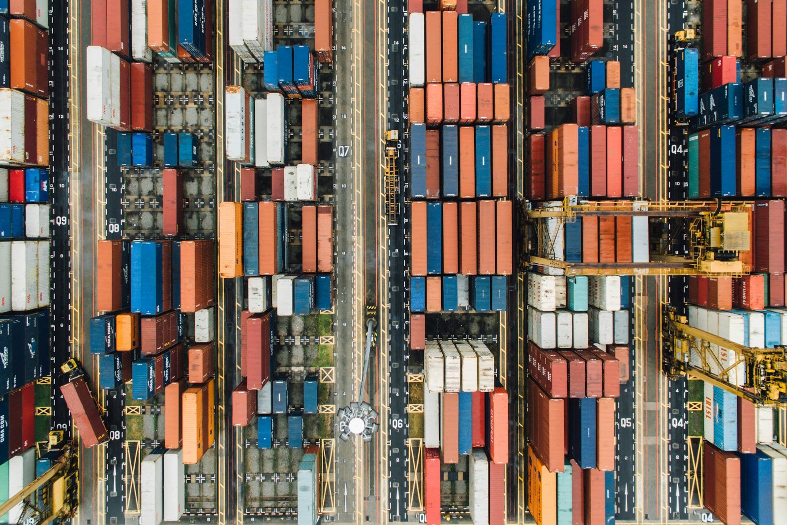 Spot Market vs. Contract Rates in Transportation Logistics