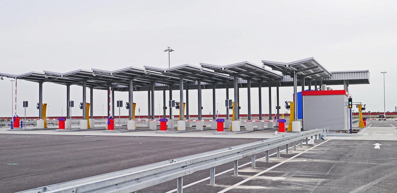 Smart Contracts for Customs Clearance Automation
