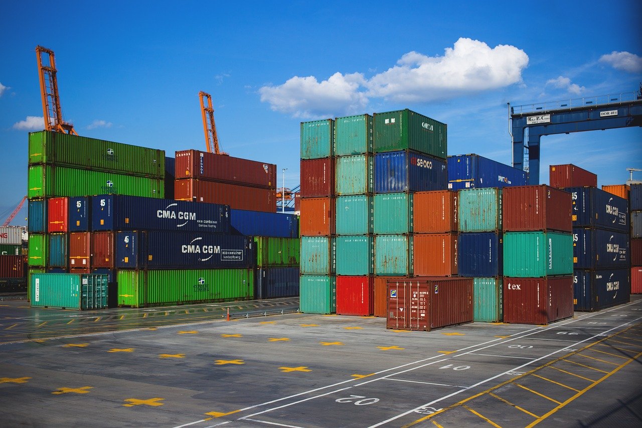 Container terminal with cranes
