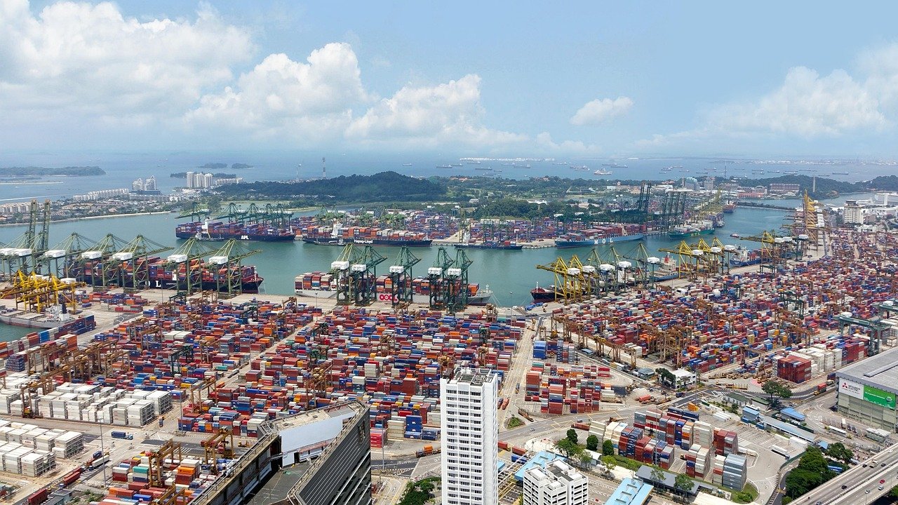 Container port with Hapag-Lloyd vessel